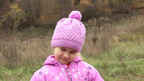 Retrato-Adorable-niña-llora-al-aire-libre-en-un-día-frío-de-otoño.