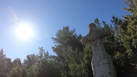 unterwegs-auf-dem-Granit-Kreuz-und-strahlende-Sonne-in-den-französischen-Pyrenäen,-Frankreich