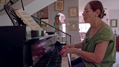 Mujer-tocando-un-piano-en-su-casa