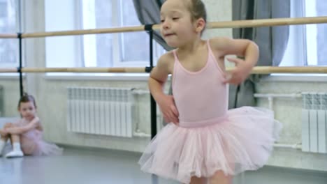 Niña-saltando-durante-la-clase-de-Ballet