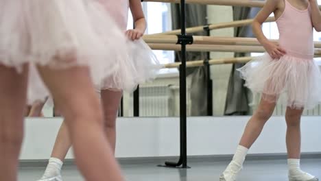 Gruppe-von-Mädchen-in-Ballett-Klasse