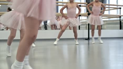 Chicas-de-salto-en-clase-de-Ballet