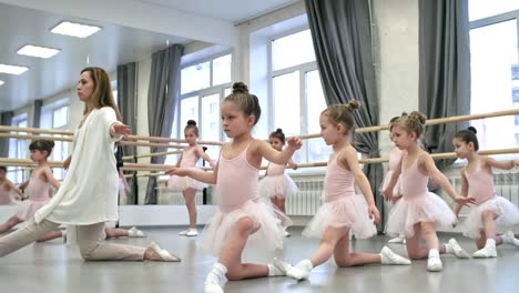 Lehrer-zeigt-neue-Tanzbewegungen