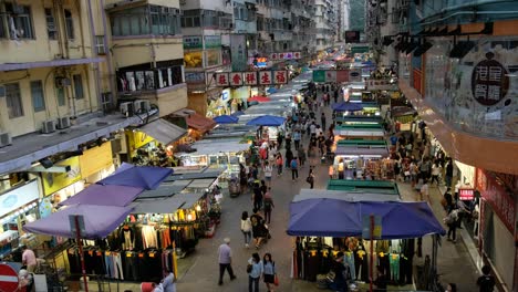 People-walk-in-the-wet-market-of-Mong-Kok,-Hong-Kong