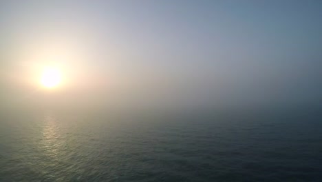 Wolken-über-dunklen-Ozean.-Sonnenaufgang-über-dem-Meer