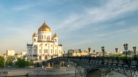 Moscow-city-skyline-timelapse-at-Cathedral-of-Christ-the-Saviour-and-bridge-over-Moscow-River,-Moscow-Russia-4K-Time-Lapse