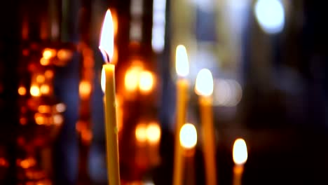 Brennende-Kerze-aus-dem-Fokus-auf-dem-Altar-in-der-Christian-Church