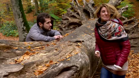 hombre-de-amor-pidiendo-desesperadamente-perdón-a-su-novia-llorando-en-el-bosque