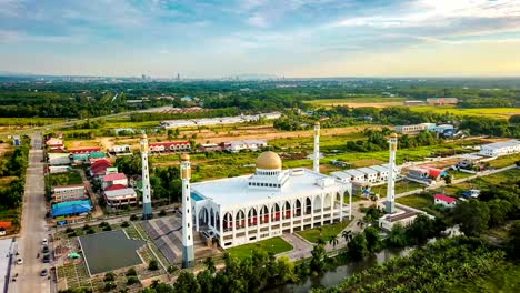 Aerial-Zeitraffer-in-Bewegung-oder-hyper-hinfällig,-wunderschöne-Moschee.