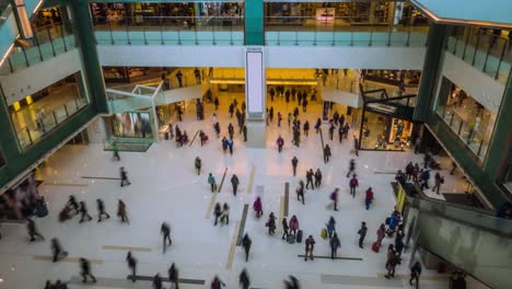 Multitud-de-personas-en-centro-comercial-Timelapse