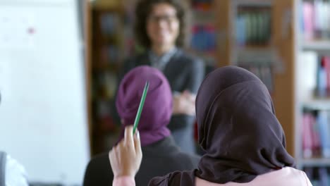 Mujeres-musulmanas-estudiando-en-la-Universidad