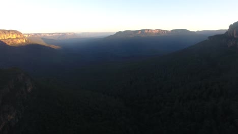 Imágenes-de-Drone-volando-sobre-las-montañas-azules,-Australia