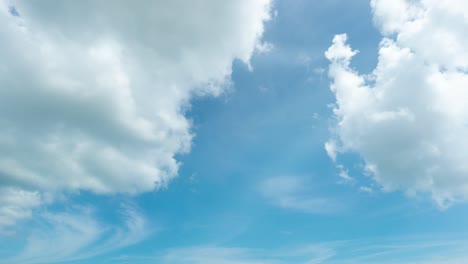 Nubes-en-el-lapso-de-tiempo-de-día-soleado,-vista-de-ángulo-bajo.