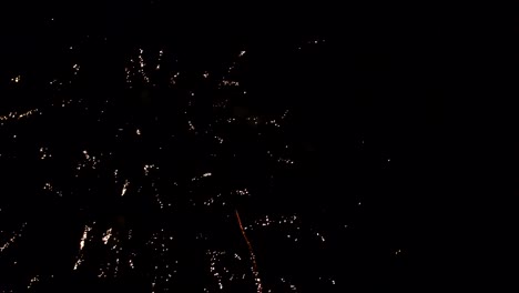 Fireworks-exploding-in-the-dark-night-sky-during-a-celebration