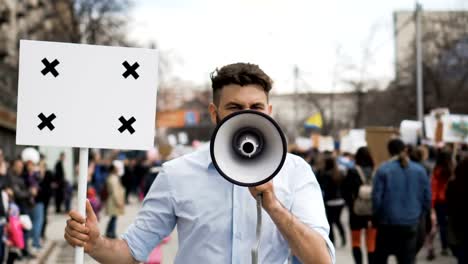 Hombre-en-una-manifestación-con-pancarta-con-puntos-de-seguimiento-para-copiar-texto-de-espacio.