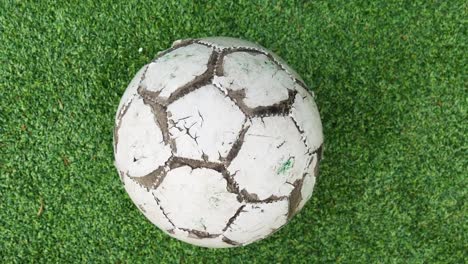 Una-vieja-pelota-de-futbol-en-un-patio-de-Colegio