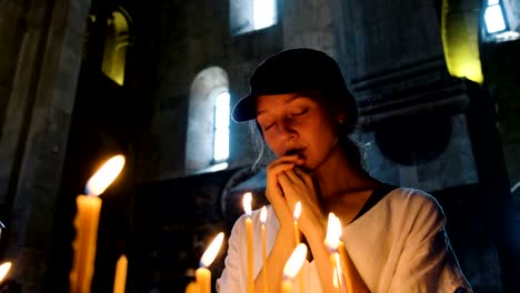 Frau-Tourist-in-einer-großen-orthodoxen-Kirche-beten