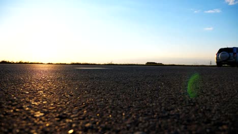 Auto-fahren-mit-hoher-Geschwindigkeit-unterwegs-in-der-Natur.-Auto-fährt-mit-Autobahn-mit-schönen-Landschaft-im-Hintergrund.-Reisekonzept.-Seitenansicht-Zeitlupe