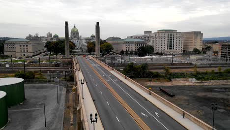 Vista-aérea-del-vuelo-en-el-centro-urbano-de-Harrisburg-PA