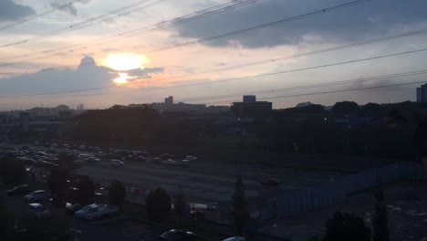 Timelapse-de-la-puesta-de-sol-en-la-estación-de-tren-de-KTM-de-Shah-Alam