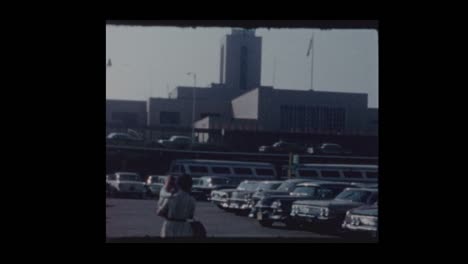 1961-Mama-und-kleinen-Jungen-im-Flughafen-Parkplatz