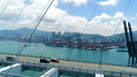 Blick-auf-Hong-Kong-Kwai-Tsing-Container-Terminal-durch-Steinmetz-Brücke.-Luftbild-Drohne-geschossen