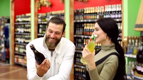 Una-hermosa-pareja-elige-champán-y-licor-en-un-supermercado-y-la-danza.