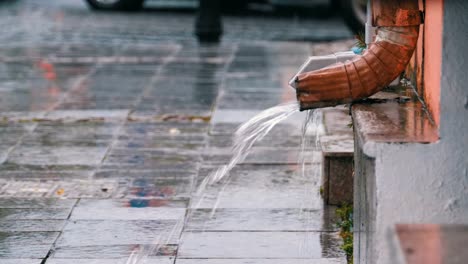 Wasser-Leitung-während-des-Regens