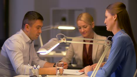 business-team-with-documents-argue-at-night-office