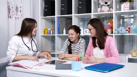 Asesoramiento-en-la-oficina-del-doctor.-Madre-e-hija-adolescente-en-la-oficina-del-médico-de-familia.