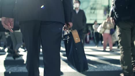 Japanischer-Geschäftsmann,-der-morgens-zur-Arbeit-gehen