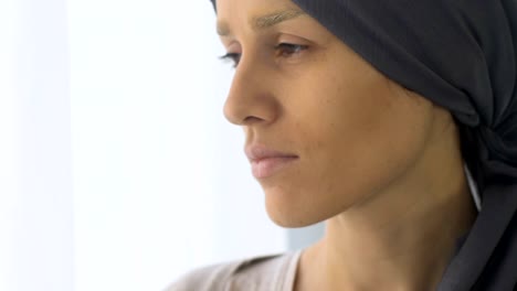 Paciente-con-cáncer-molesta-mirar-por-ventana,-debilitado-y-deprimido-después-de-quimioterapia
