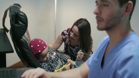 Médico-durante-el-examen-de-electroencefalograma-Eeg-con-niño-enfermo-en-el-Hospital