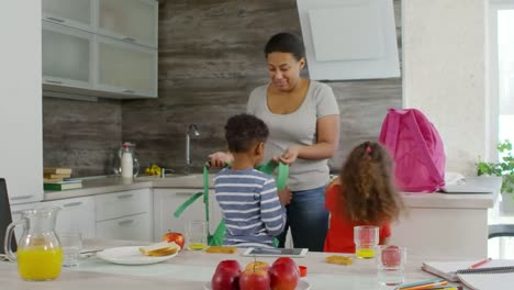 Madre-preparando-niños-para-el-día-escolar