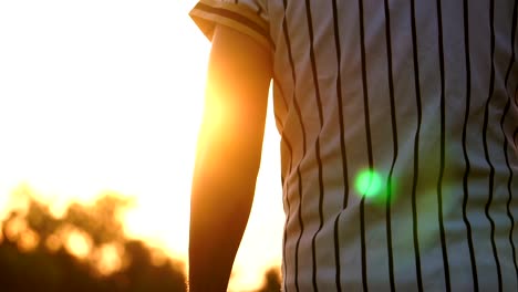 Ein-Baseballspieler-und-Licht-des-Sonnenuntergangs