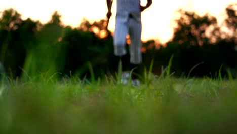 El-jugador-de-béisbol-está-corriendo-con-la-luz-de-la-puesta-del-sol