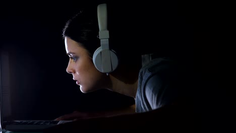 Schockiertes-Mädchen-lesen-Nachricht-auf-Laptop,-Virus-oder-Hacker-Angriff,-spät-in-der-Nacht