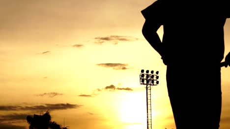 Los-jugadores-de-béisbol-Silhouette-estaban-practicando-por-la-noche