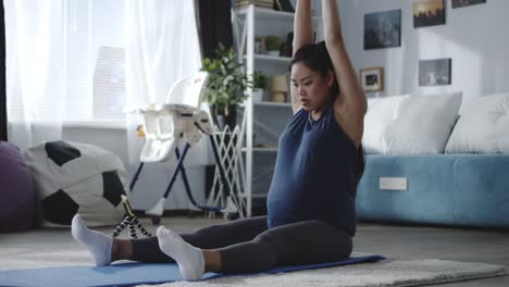 Pregnant-woman-training-at-home