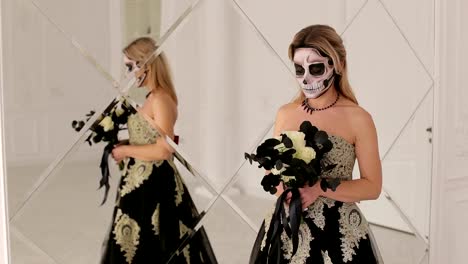 Mädchen-mit-schwarzen-Blumen-und-Make-up-für-Halloween-stehen-in-der-Nähe-von-Spiegel.