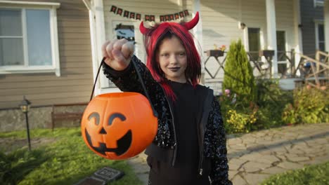 Teenage-Girl-Trick-or-Treating