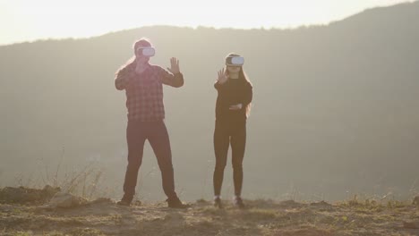 Innovation-VR-360-Technologie-Konzept,-zwei-Menschen-in-Virtual-Reality-Box-Brille-Gadget-Technologie-auf-der-Straße-in-Wald-auf-Hügeln-Natur-Hintergrund,-Menschen-verwenden-Headset-digital-für-Unterhaltungserlebnis