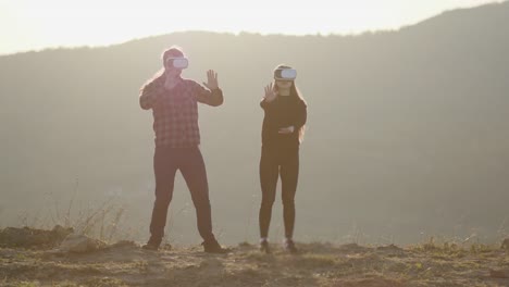 Concepto-de-la-tecnología-Innovation-VR-360,-dos-personas-en-la-tecnología-de-gadget-sin-gafas-de-caja-de-realidad-virtual-en-la-carretera-en-el-bosque-en-el-fondo-de-la-naturaleza-de-las-colinas,-la-gente-utiliza-auriculares-digitales-para-la-experienci