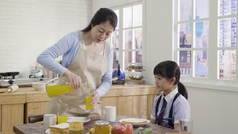 Mama-in-Gläser-mit-frischem-Orangensaft-gegossen