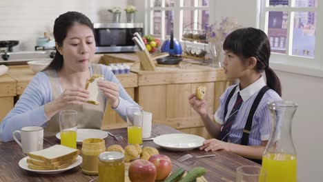 Familie-mit-Frühstück,-bevor-Mädchen-geht-Schule