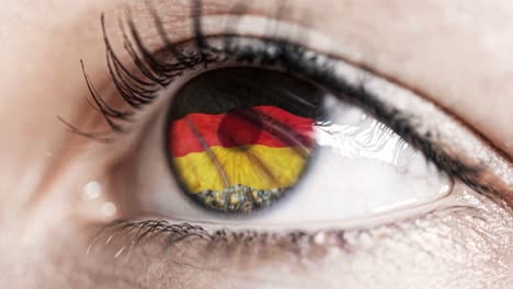 Frau-grünes-Auge-in-Nahaufnahme-mit-der-Flagge-von-Deutschland-in-Iris-mit-Windbewegung.-Videokonzept