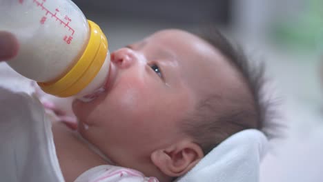 Nahaufnahme-der-Neugeborenen-Baby-Fütterung-aus-einer-Flasche