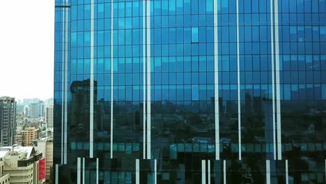 Aerial-view-of-close-up-of-a-skyscraper