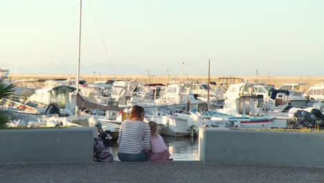 Niña-con-madre-leyendo-un-mapa-al-atardecer