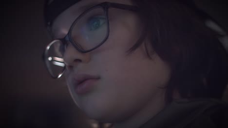 Hijo-de-Close-up-de-4K-con-gafas-jugando-Video-juego